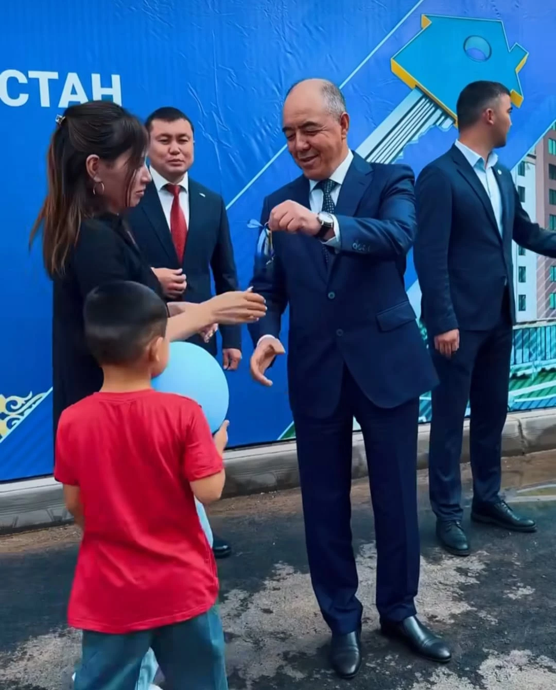 Аким ЗКО вручил ключи от квартир уральским дачникам